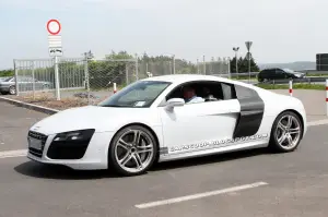 Audi R8 restyling 2013 foto spia maggio 2012