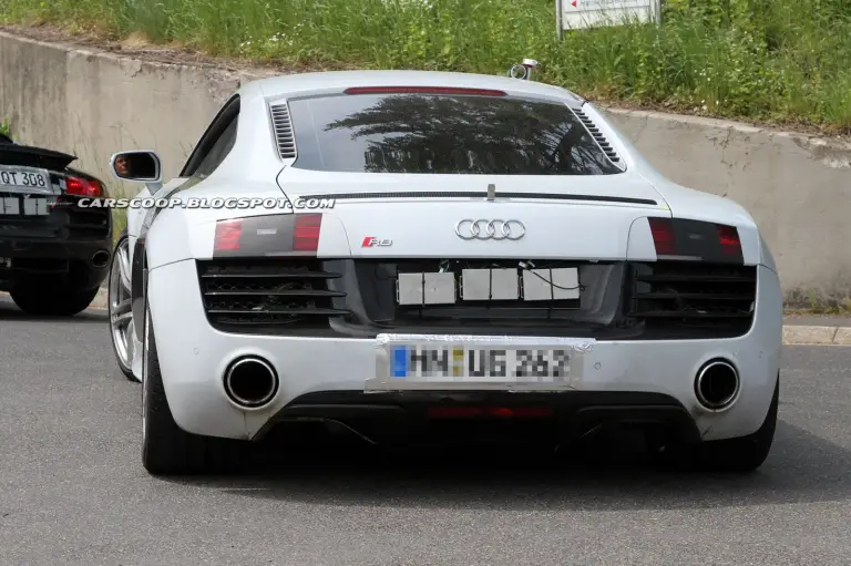 Audi R8 restyling 2013 foto spia maggio 2012 - 18