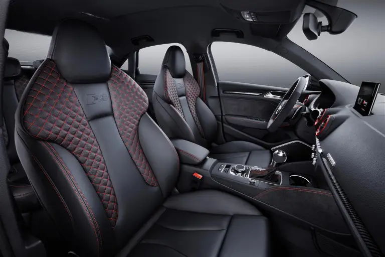 Audi RS 3 Sedan foto stampa Salone di Parigi 2016 - 17