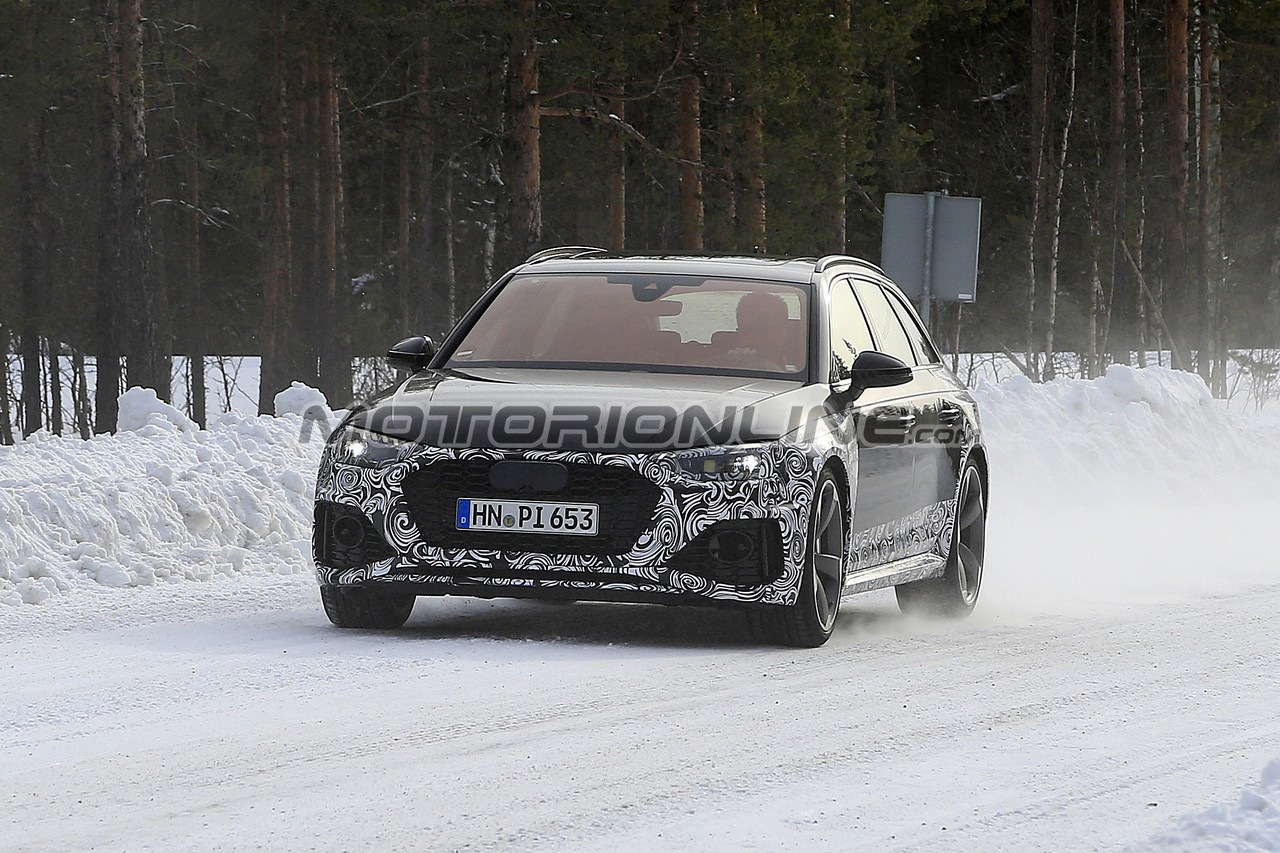 Audi RS4 Avant foto spia 13 marzo 2019