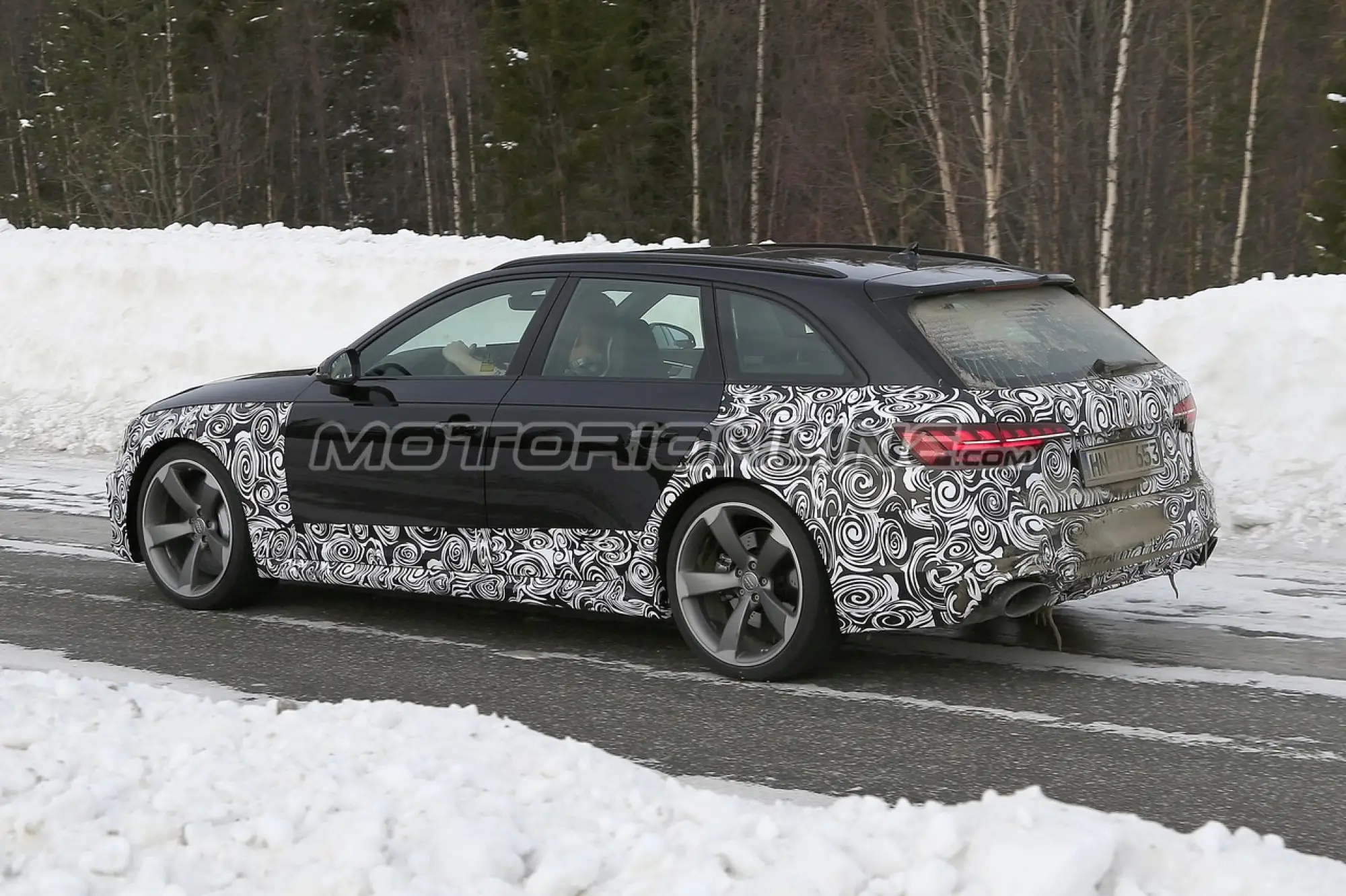 Audi RS4 Avant foto spia 13 marzo 2019 - 17