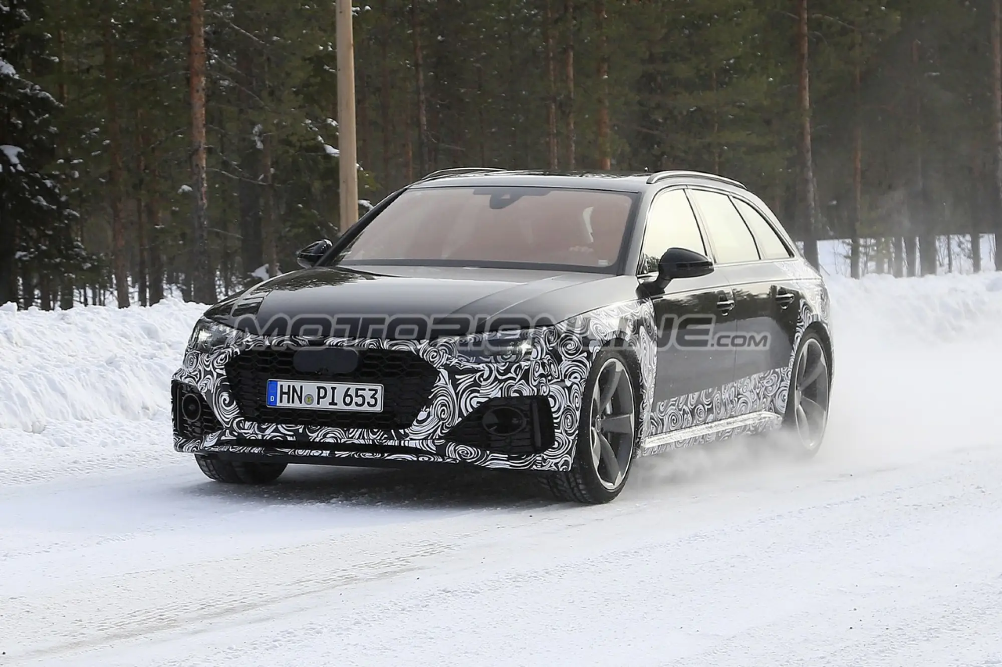 Audi RS4 Avant foto spia 13 marzo 2019 - 3