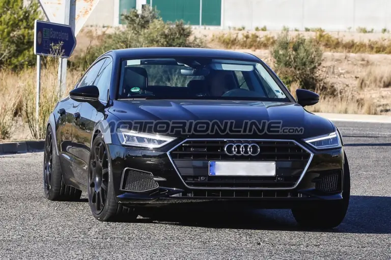 Audi RS7 Sportback 2019 muletto - Foto spia 24-11-2017 - 2