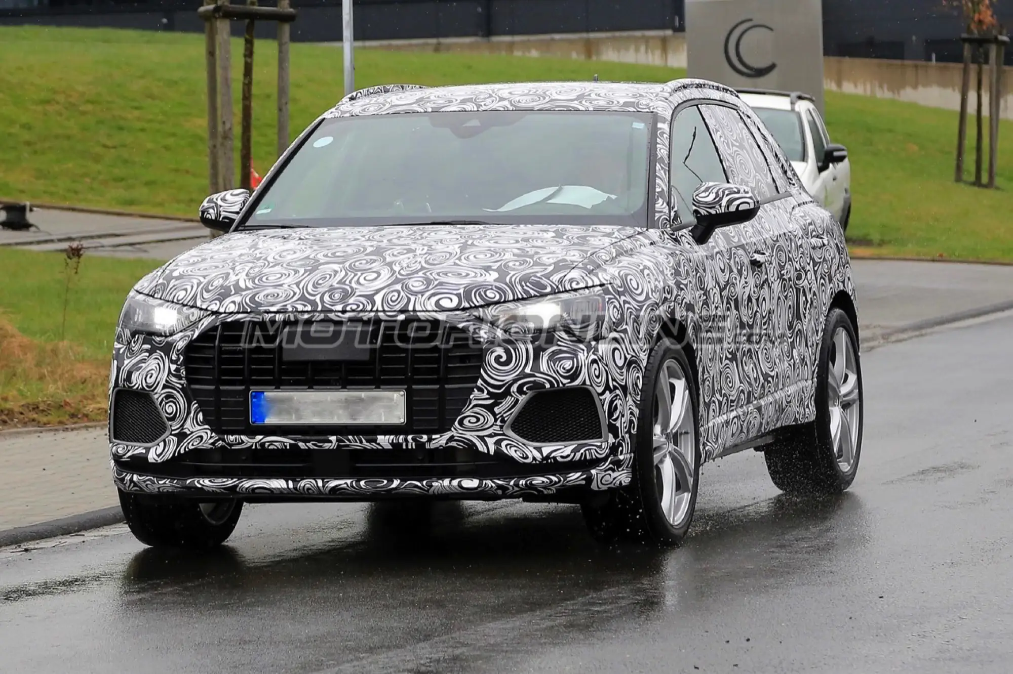 Audi SQ3 - Foto spia 16-04-2018 - 1