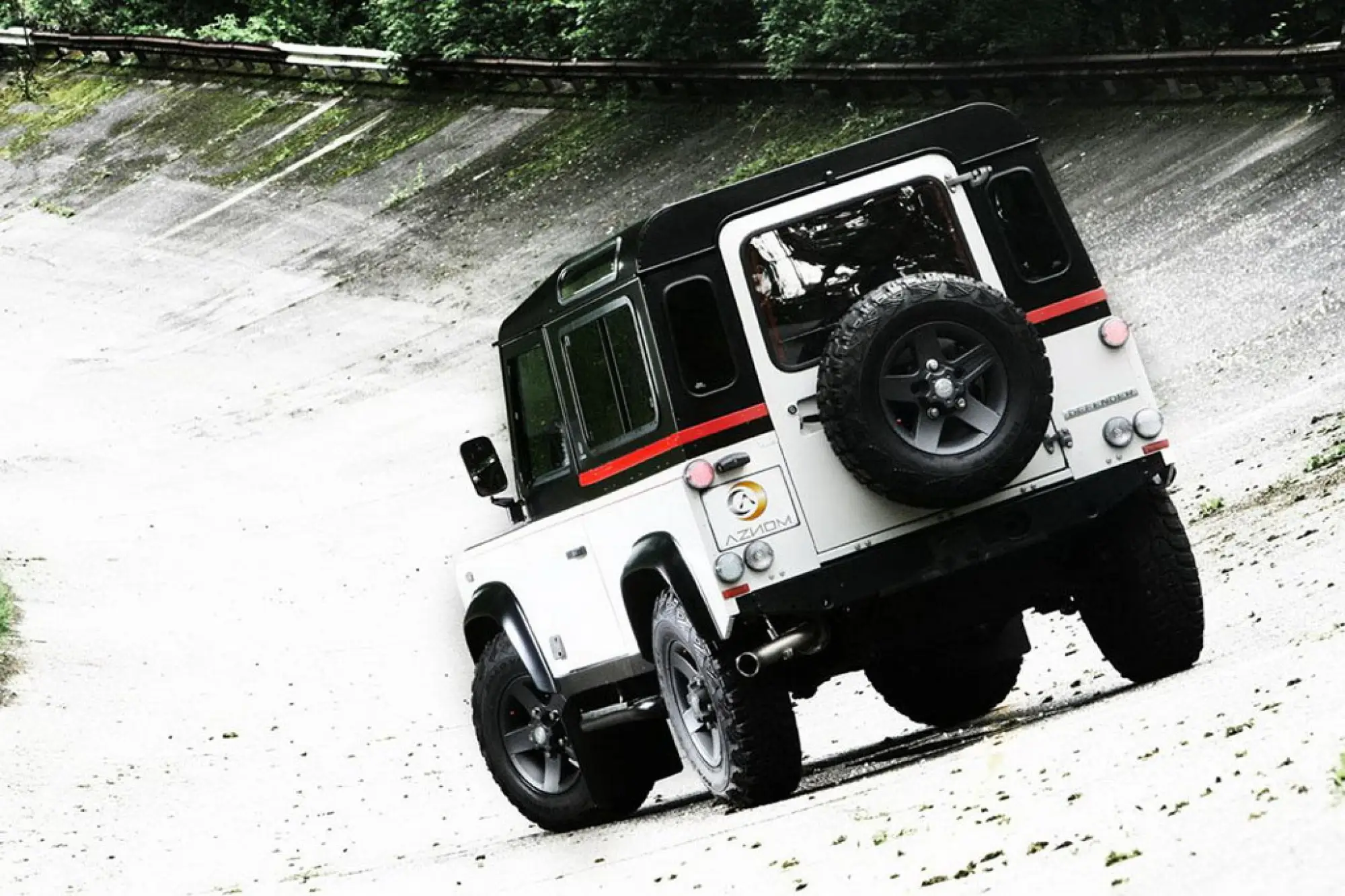 Aznom Land Rover Defender - 7