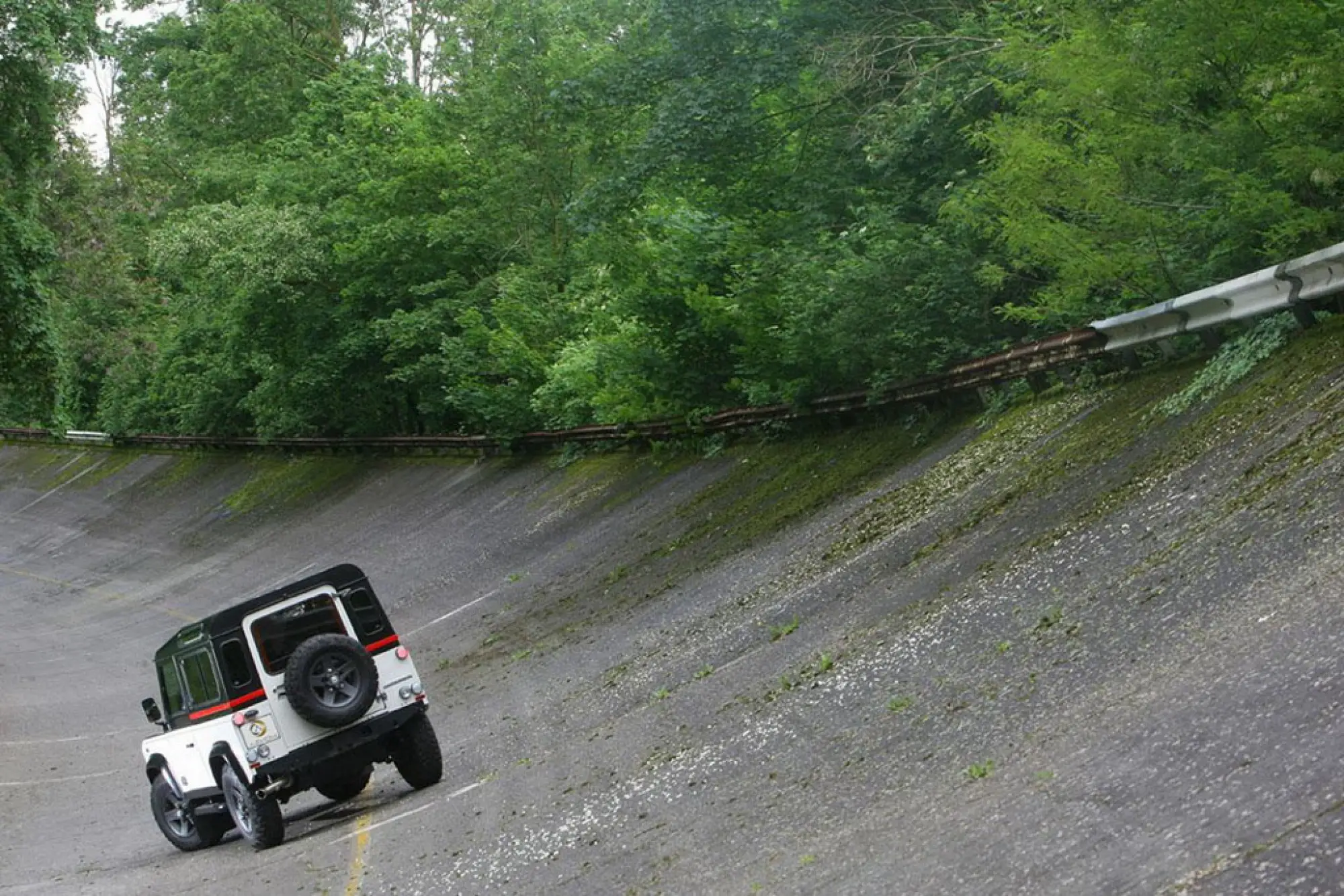 Aznom Land Rover Defender - 9