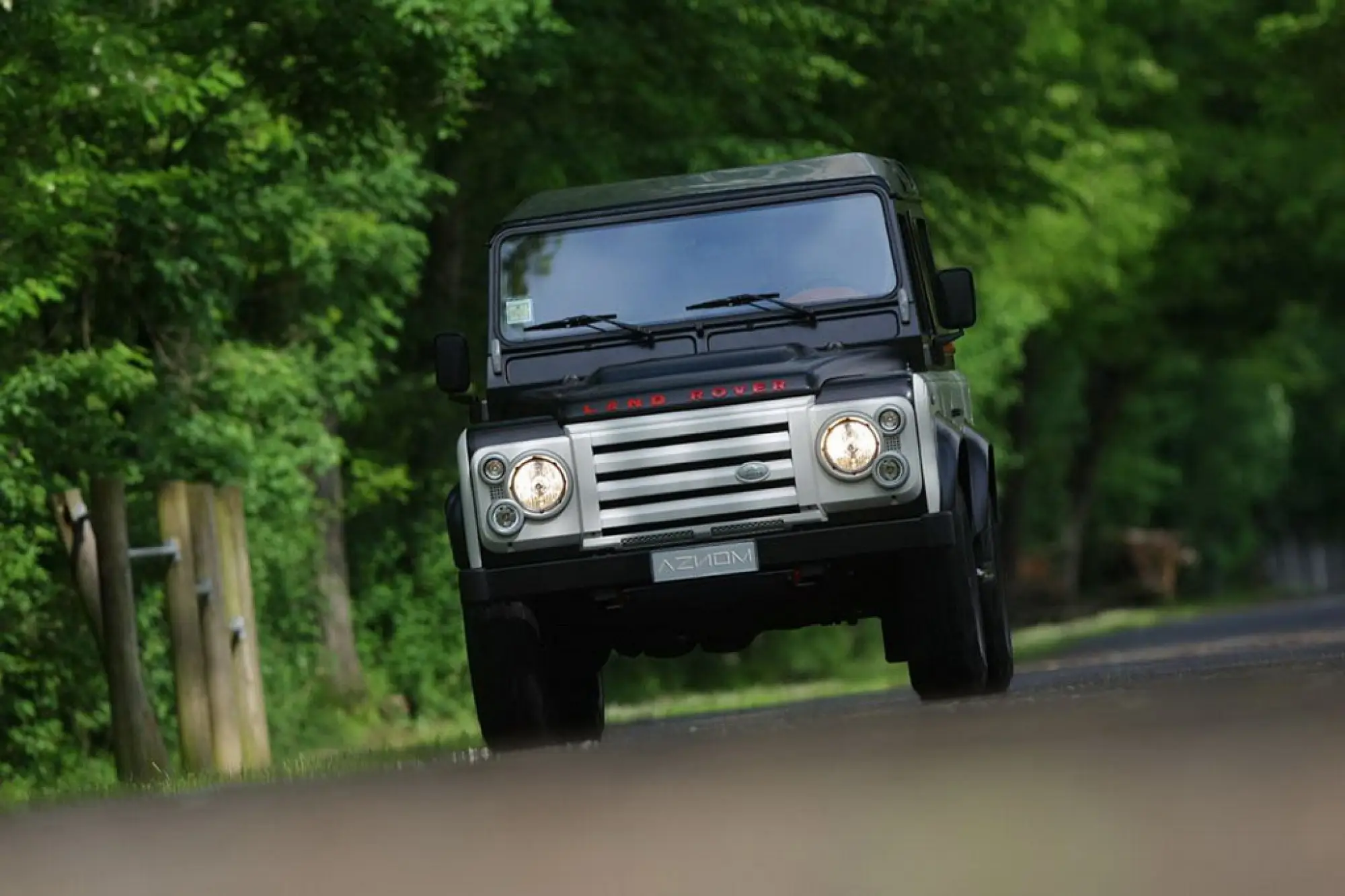 Aznom Land Rover Defender - 19