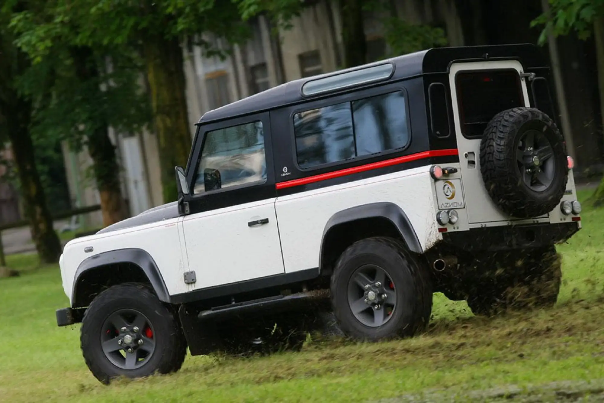 Aznom Land Rover Defender - 24