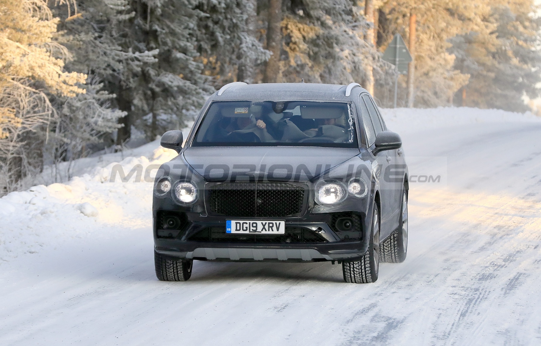 Bentley Bentayga 2021 - Foto spia 28-11-2019