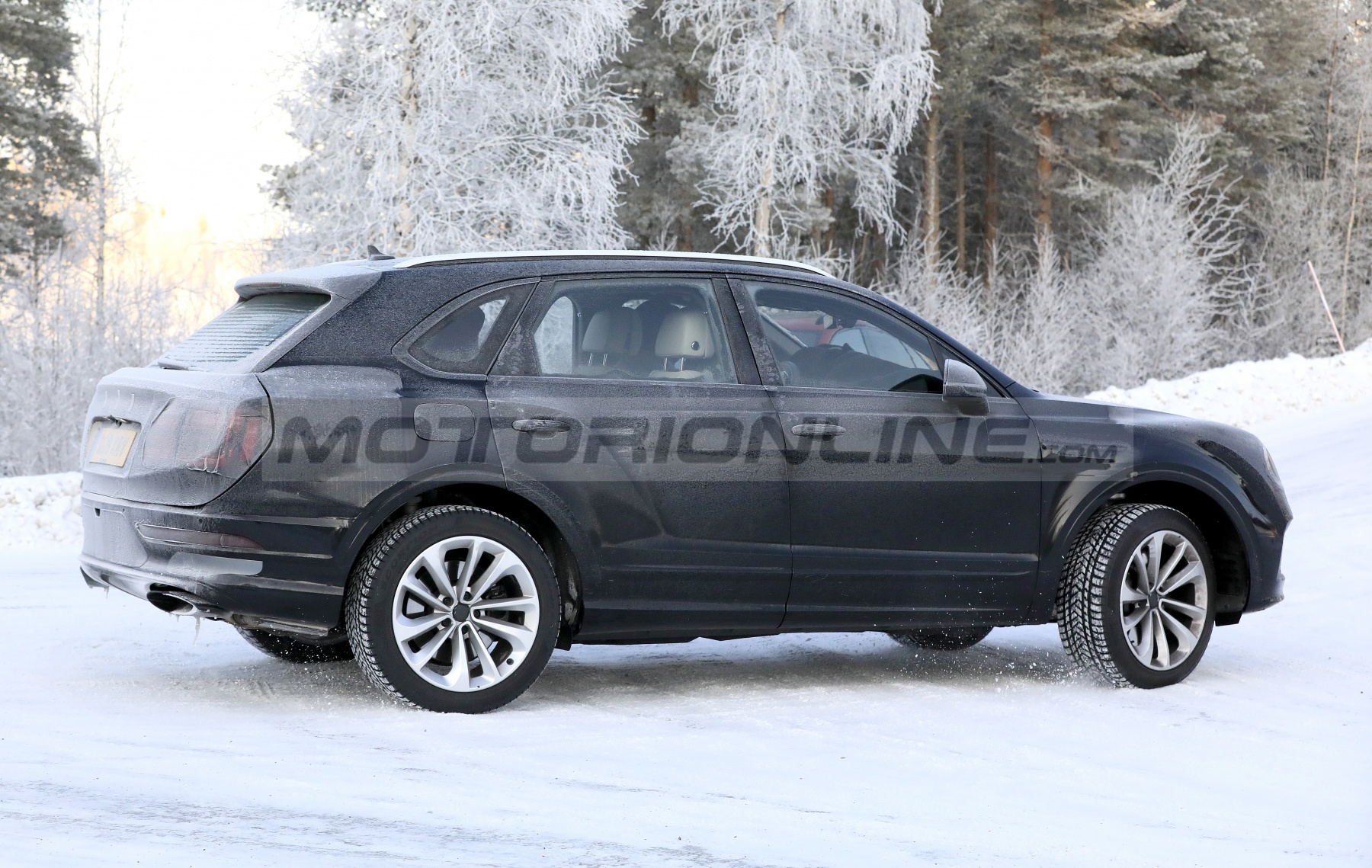 Bentley Bentayga 2021 - Foto spia 28-11-2019