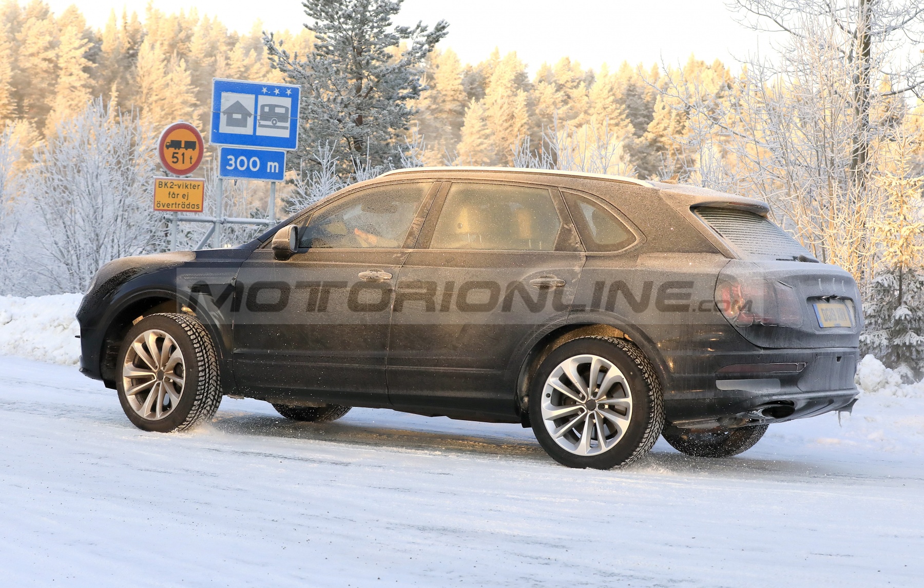 Bentley Bentayga 2021 - Foto spia 28-11-2019