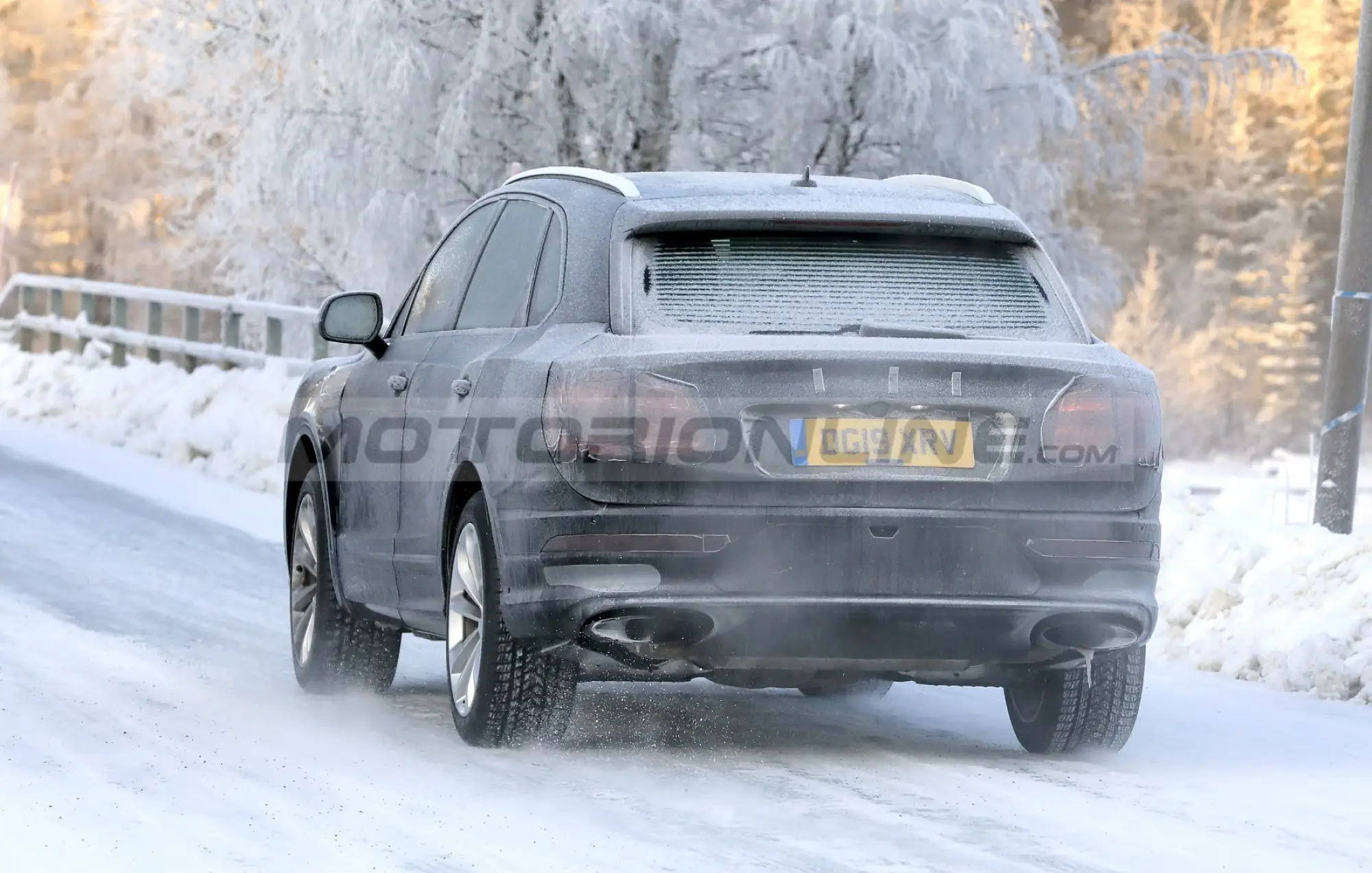 Bentley Bentayga 2021 - Foto spia 28-11-2019 - 10