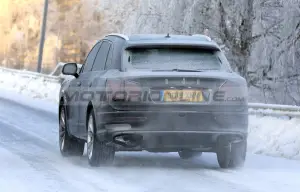 Bentley Bentayga 2021 - Foto spia 28-11-2019