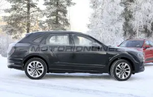 Bentley Bentayga 2021 - Foto spia 28-11-2019
