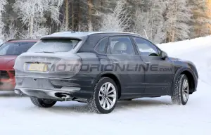 Bentley Bentayga 2021 - Foto spia 28-11-2019