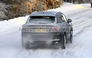 Bentley Bentayga 2021 - Foto spia 28-11-2019