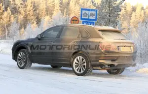 Bentley Bentayga 2021 - Foto spia 28-11-2019
