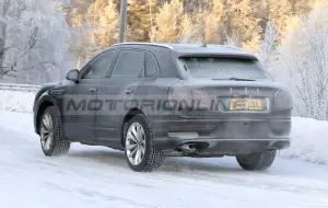 Bentley Bentayga 2021 - Foto spia 28-11-2019