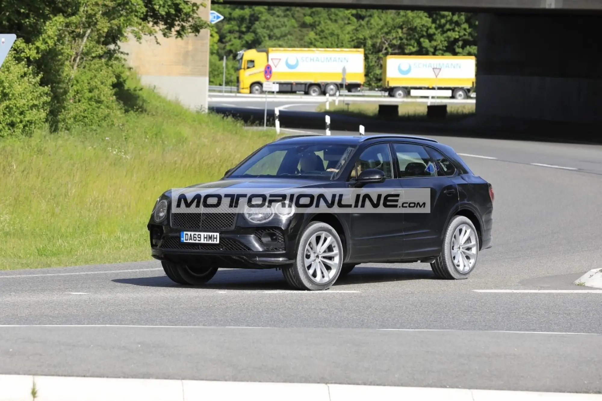 Bentley Bentayga facelift - Foto spia 3-6-2020 - 14