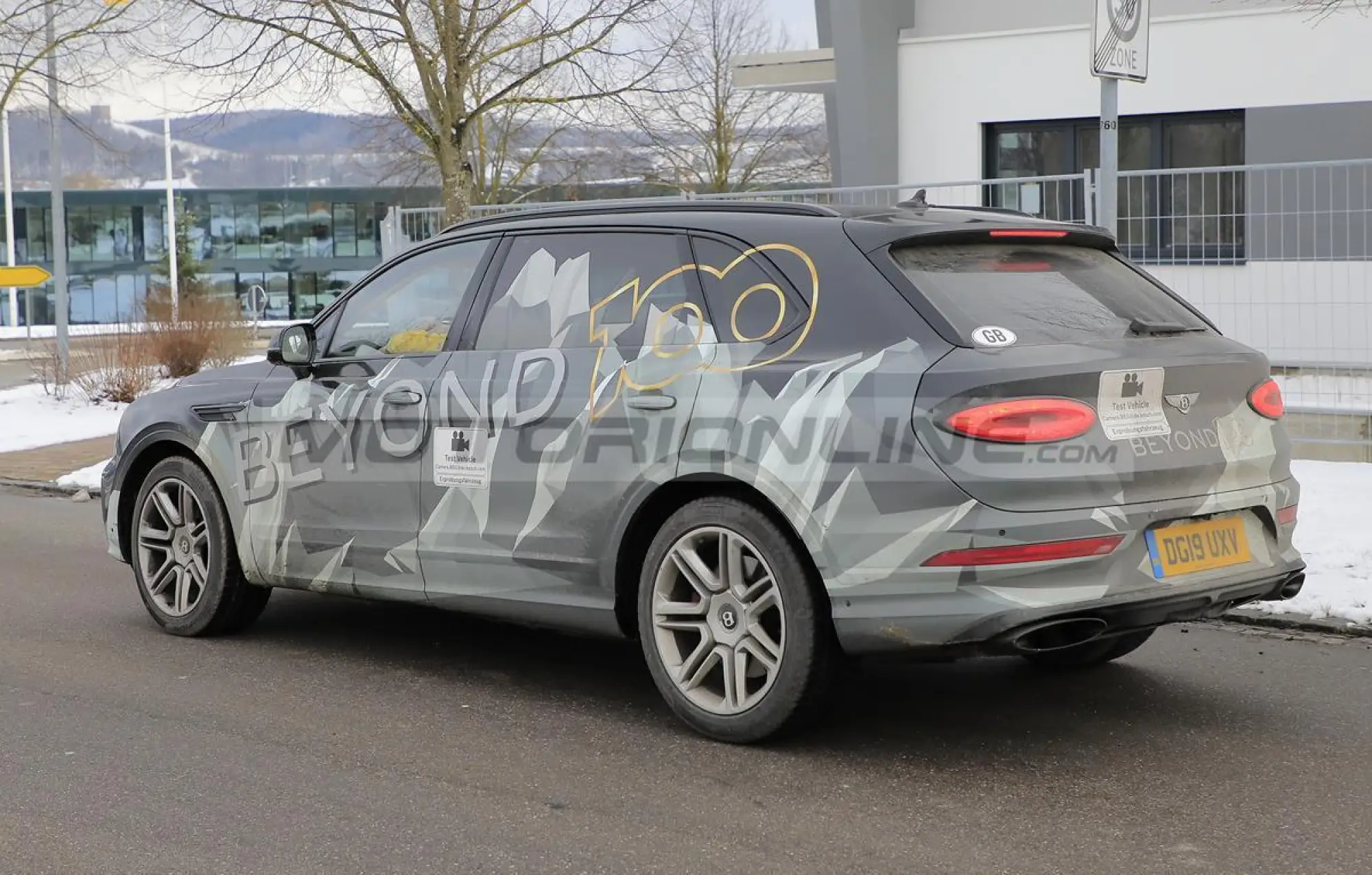Bentley Bentayga LWB - Foto spia 27-01-2021 - 17