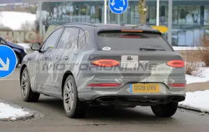 Bentley Bentayga LWB - Foto spia 27-01-2021