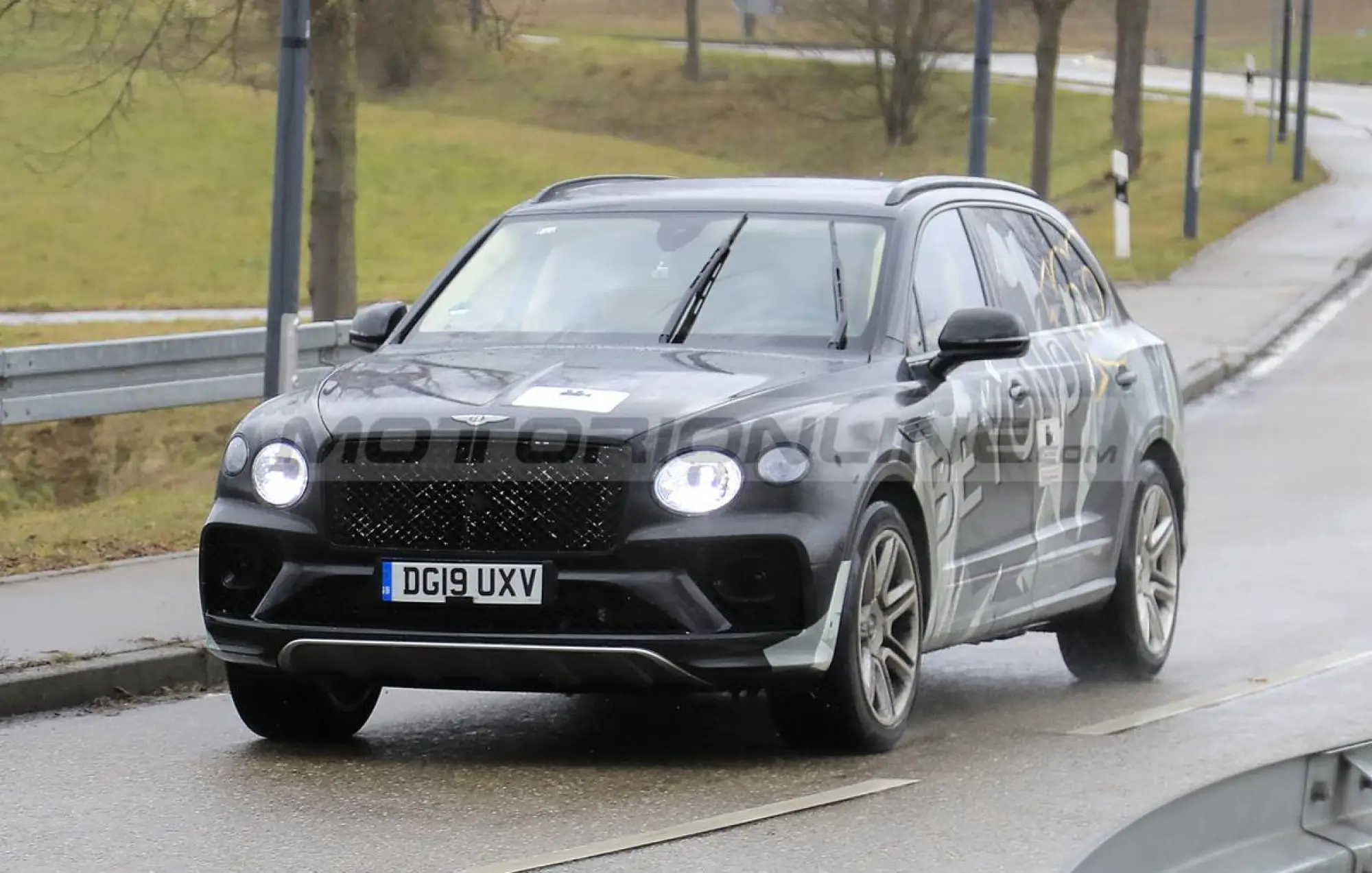 Bentley Bentayga LWB - Foto spia 27-01-2021 - 6