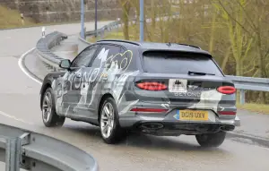 Bentley Bentayga LWB - Foto spia 27-01-2021