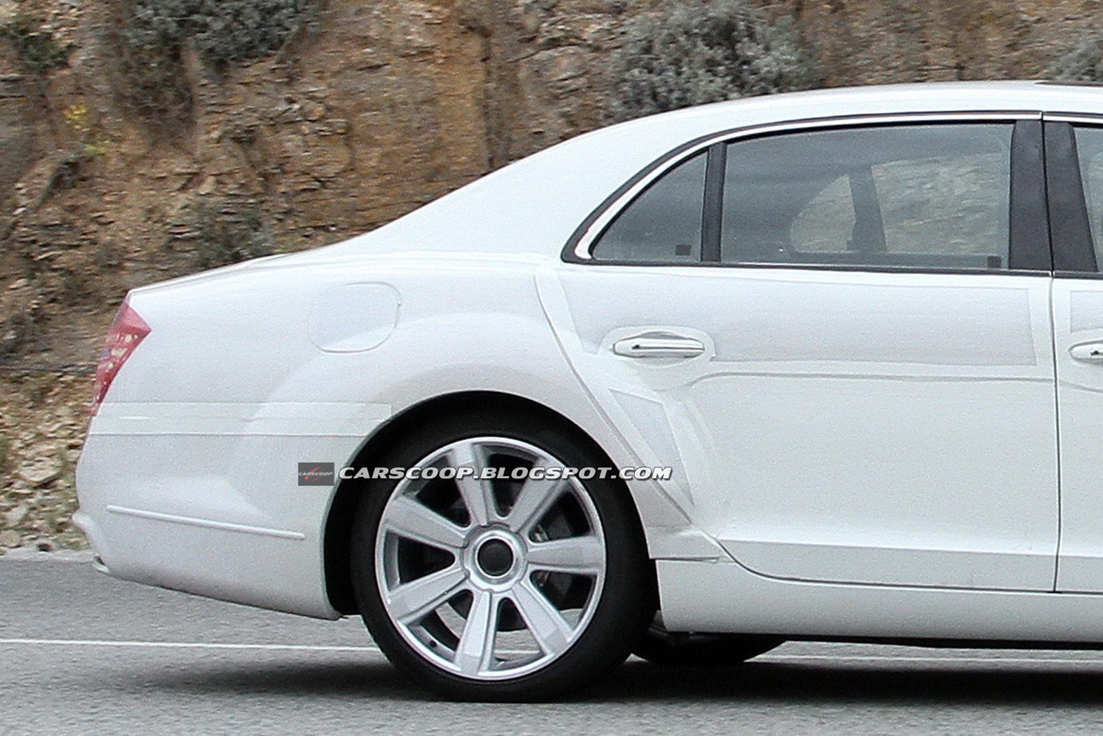 Bentley Continental Flying Spur restyling foto spia agosto 2012