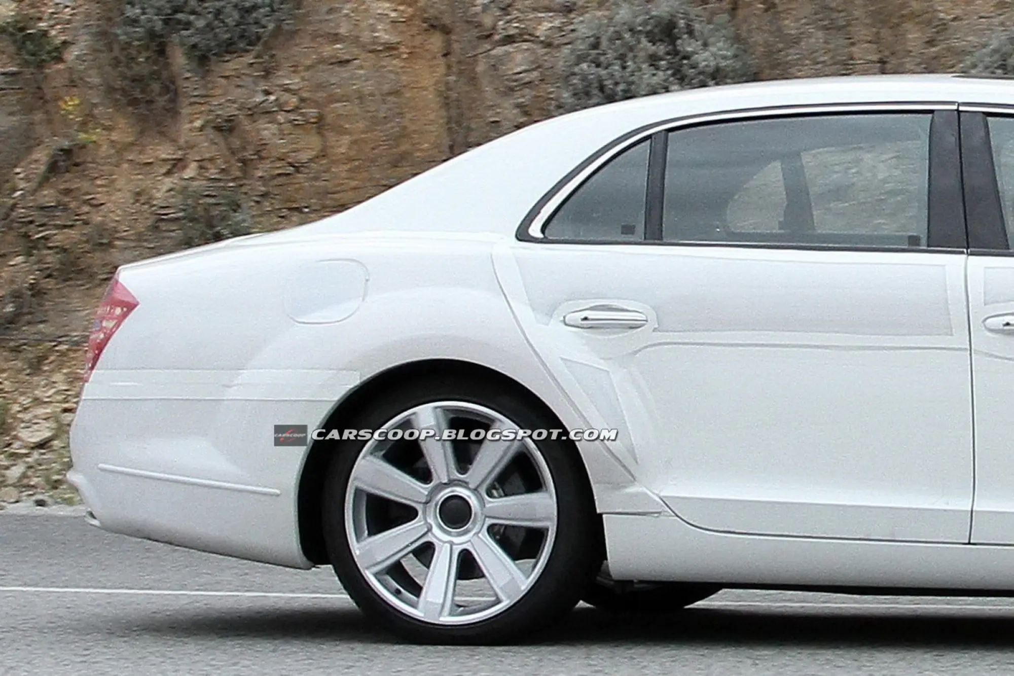 Bentley Continental Flying Spur restyling foto spia agosto 2012 - 13