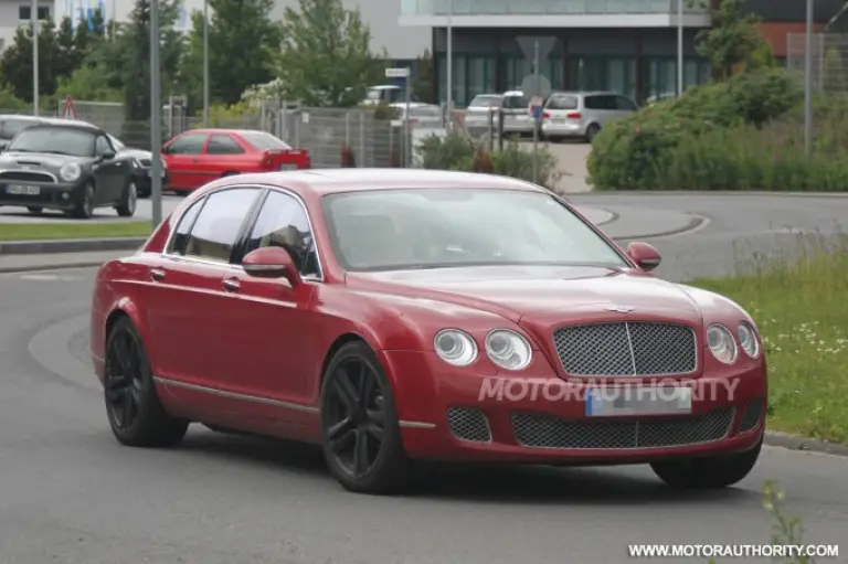 Bentley Continental Flying Spur V8 foto spia - 1