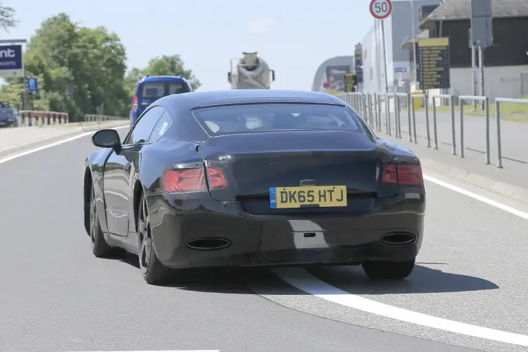 Bentley Continental GT coupè foto spia 23 giugno 2016 Nurburgring - 18
