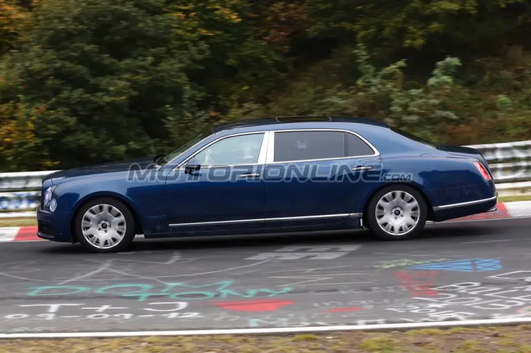 Bentley Mulsanne e Mulsanne LWB MY 2016 - Foto spia 20-10-2015 - 18