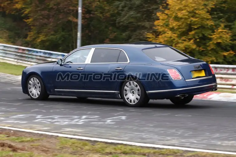 Bentley Mulsanne e Mulsanne LWB MY 2016 - Foto spia 20-10-2015 - 19