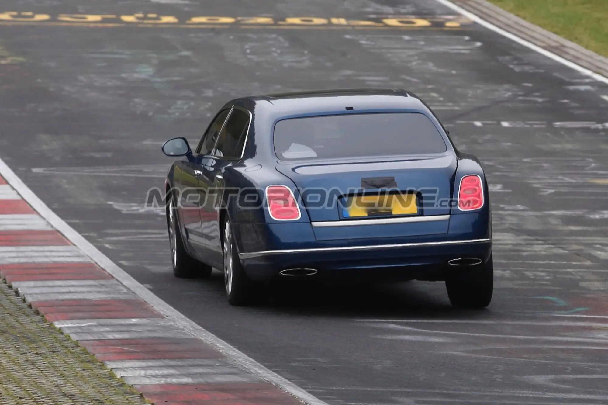 Bentley Mulsanne e Mulsanne LWB MY 2016 - Foto spia 20-10-2015 - 20