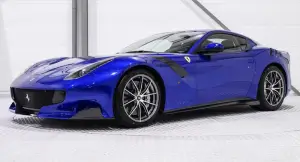 Ferrari F12 tdf blu elettrico