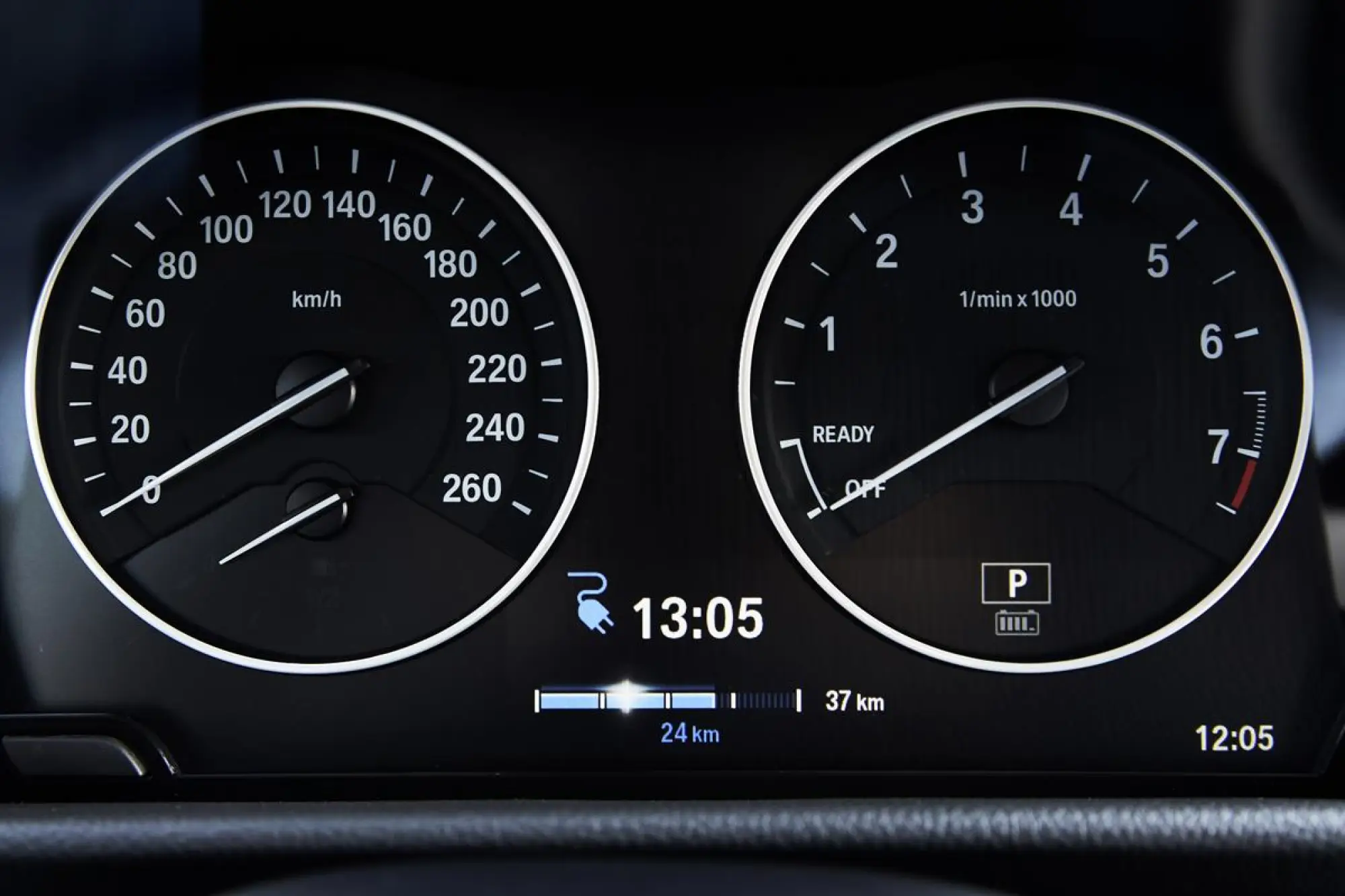 BMW 225xe - 100