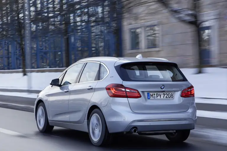 BMW 225xe - 19