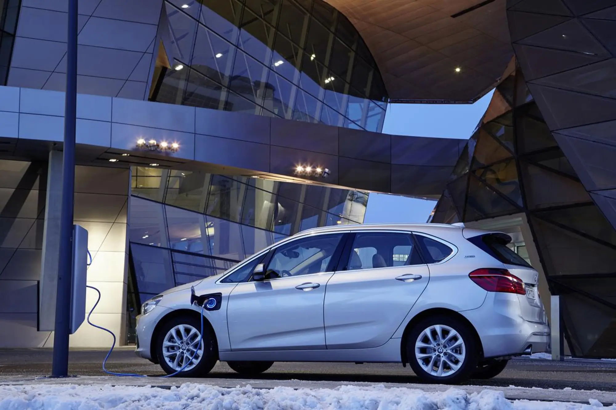 BMW 225xe - 61