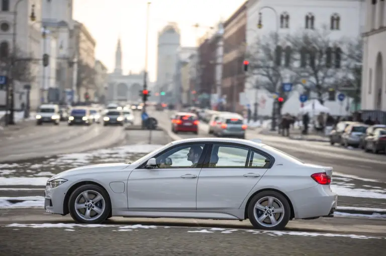 BMW 330e - nuova galleria - 10