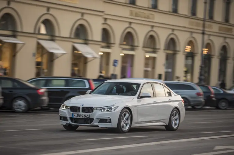 BMW 330e - nuova galleria - 11