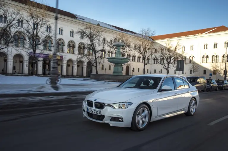 BMW 330e - nuova galleria - 12