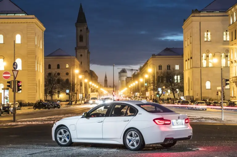 BMW 330e - nuova galleria - 33