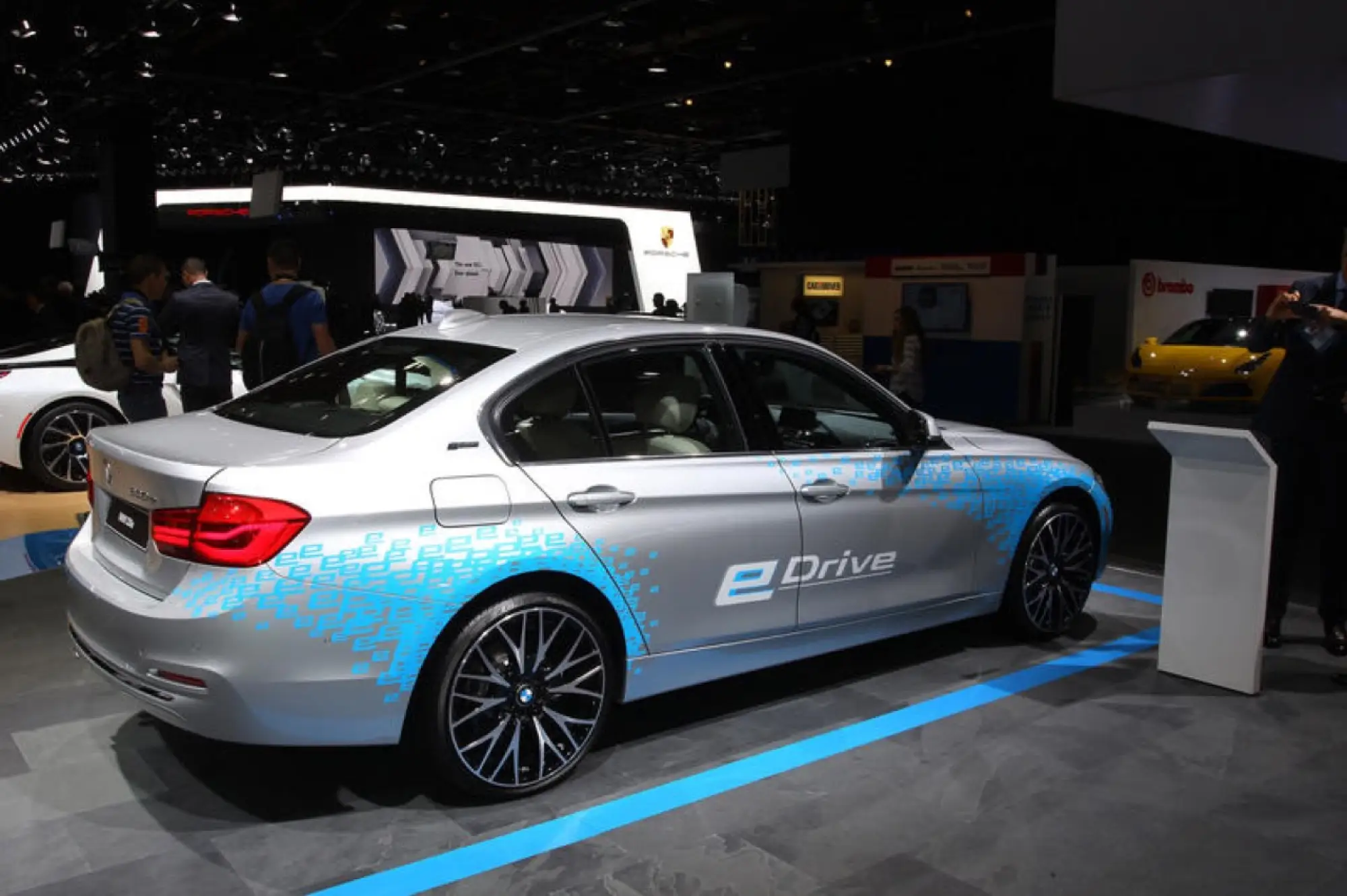 BMW 330e - Salone di Detroit 2016 - 5
