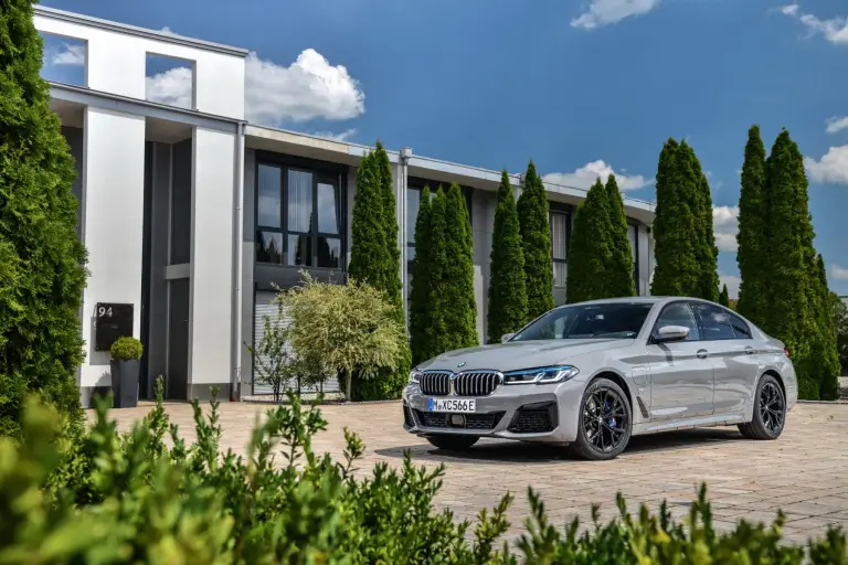 BMW 545e xDrive - 48