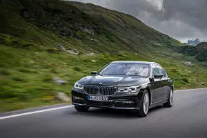 BMW 740e iPerformance 2016 - 24