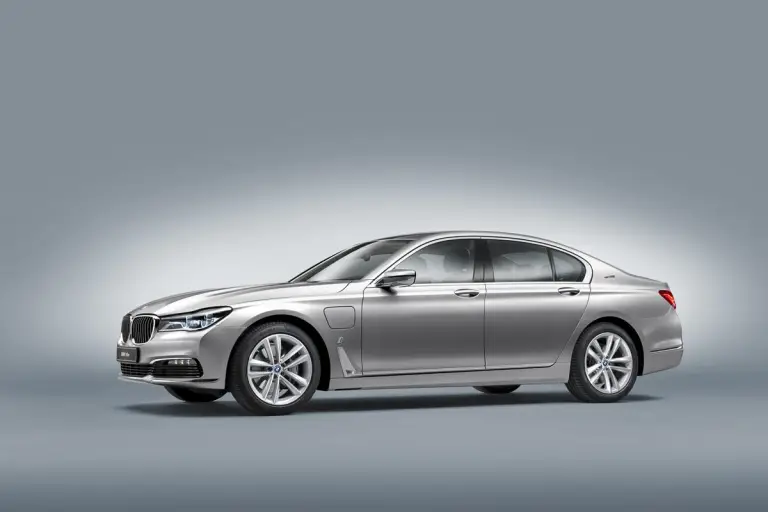 BMW 740e iPerformance - 1