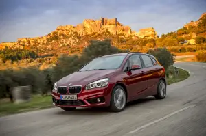 BMW Active Tourer 220d xDrive e BMW Active Tourer 225i xDrive 