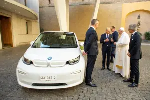 BMW i3 - Consegna a Papa Francesco - 1
