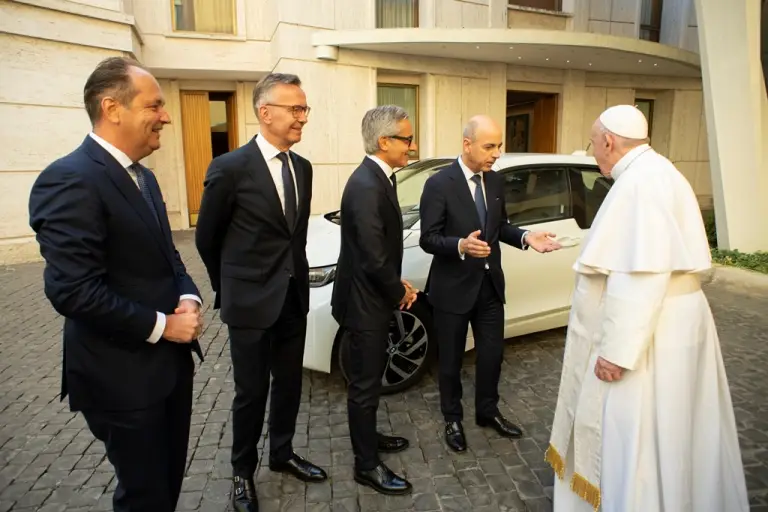 BMW i3 - Consegna a Papa Francesco - 4