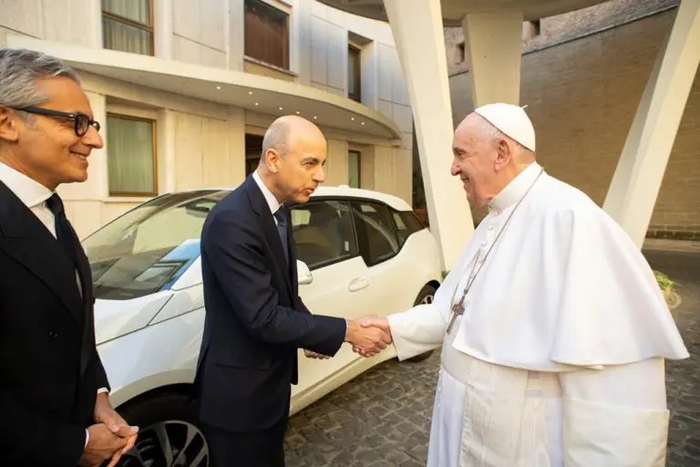 BMW i3 - Consegna a Papa Francesco - 3